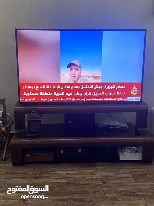 طاولة تلفزيون TV unit للبيع في غرفة الجلوس