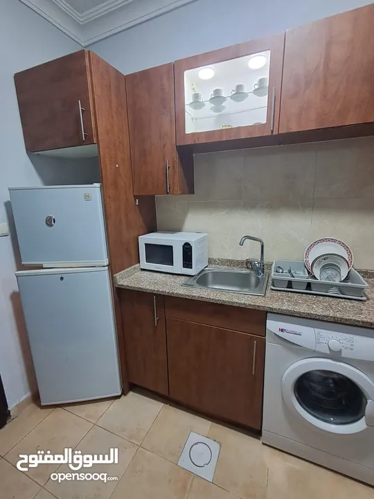 غرفة وصالون مفروشة في منطقة الجاردنز قرب دوار الواحة للايجار 250دينار شهري