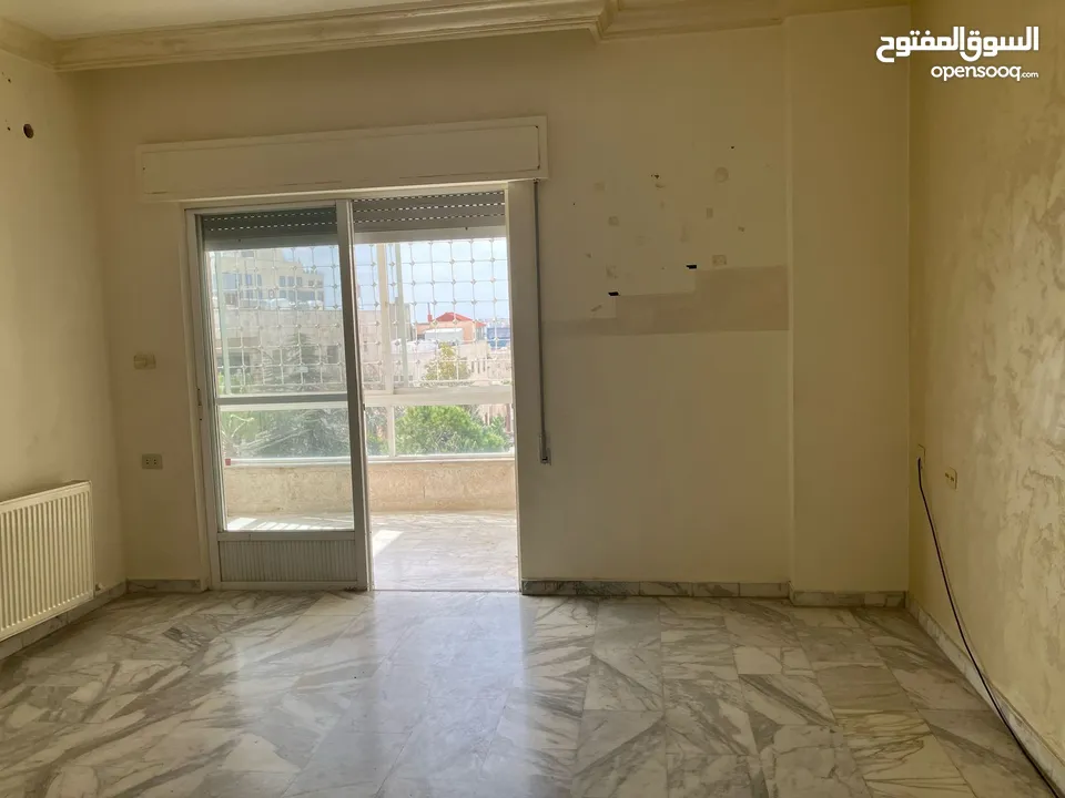 شقة فارغة - دير غبار - 3نوم 1ماستر - 200م - بلكونتين بإطلالــــه مميزة - قرب الخدمات - موقع هادئ
