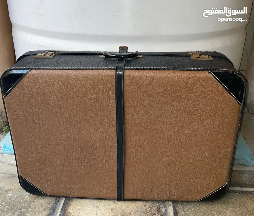 شنط سفر وحقائب قديمة ونادرة.