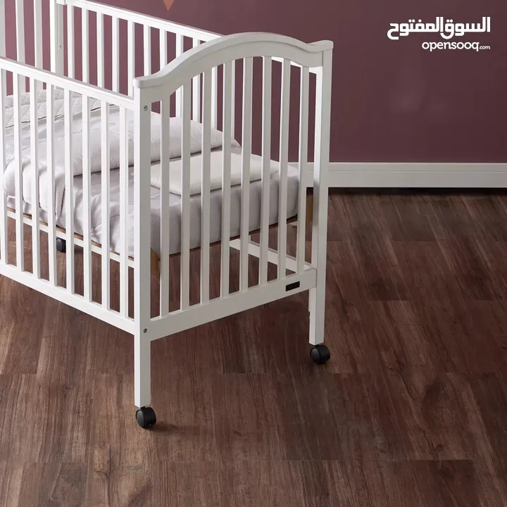 سرير أطفال خشبي من سنتربوينت قابل للتعديل إلى ثلاثة ارتفاعات لون أبيض و مرتبة مقاس (133 × 70 سم)