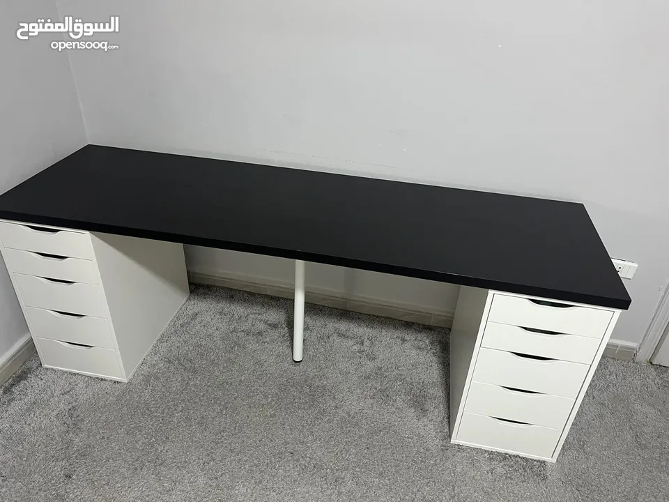 مكتب للدراسة والشغل ايكيا باللون الاسود والابيض كبير