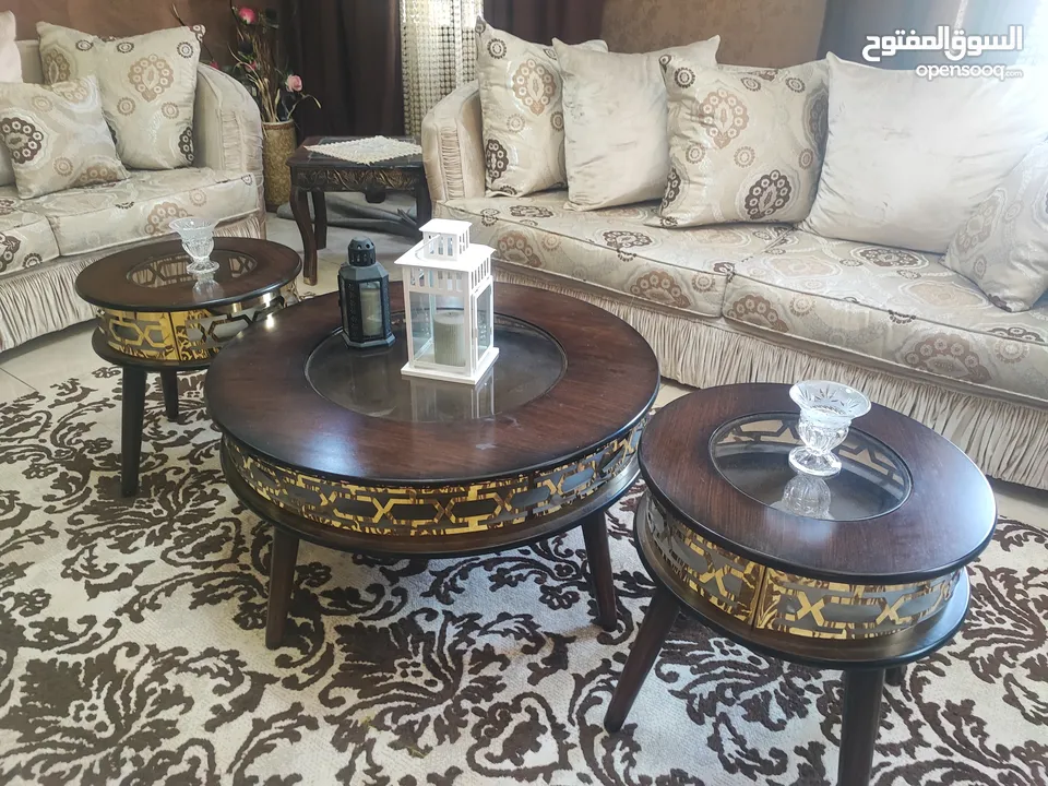 طقم كنب عدد 4 مع 5 طاولات خشب أنيق – بحالة ممتازة