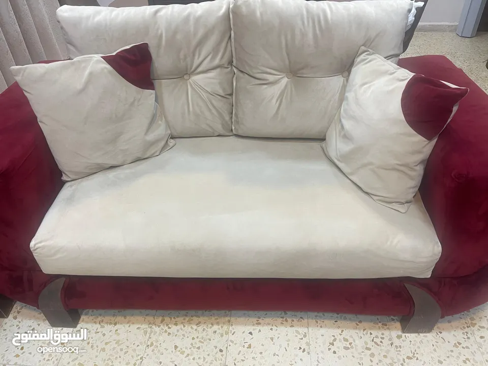 طقم كورنر مستعمل تفصيل و ليس تجاري لون خمري و بيج و الطقم بحالة جيدة الطقم سبع مقاعد