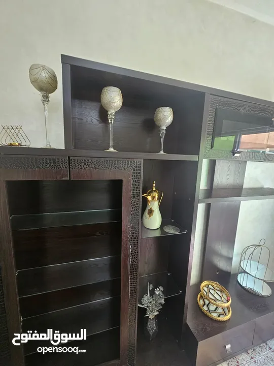 بوفيه خشب مطعم بنقشة جلد الافعي بحاله جيده