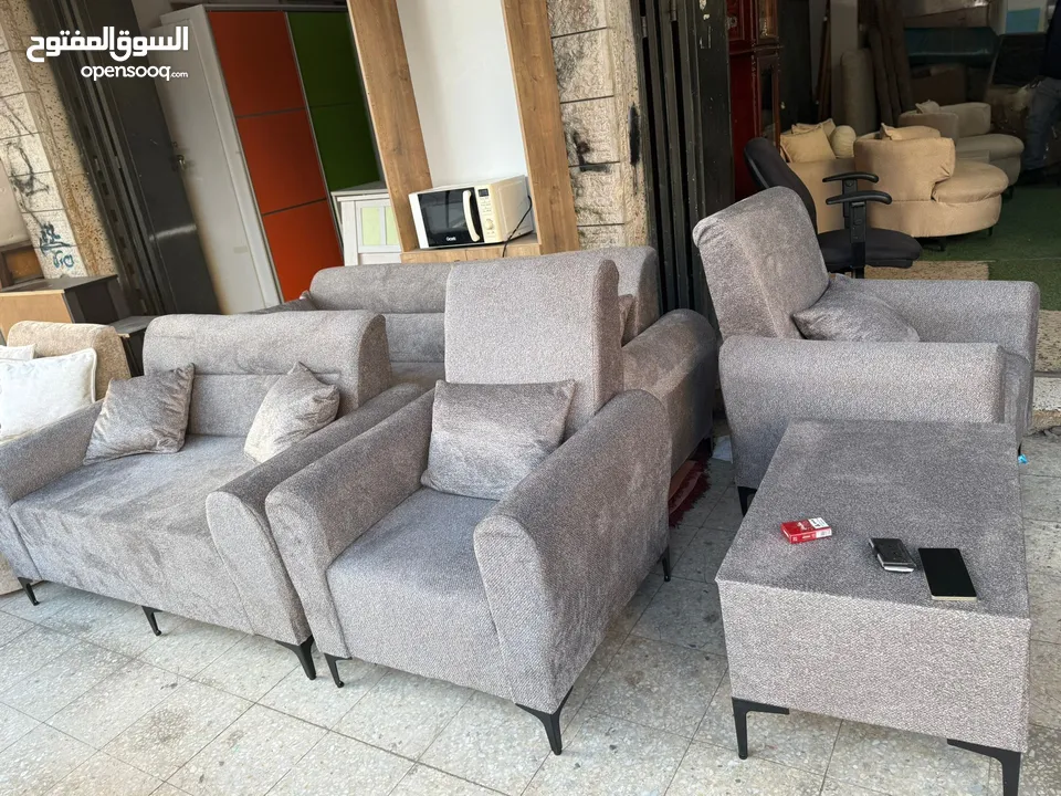 طقم كنب جديد بالصفات المثالية وبسعر حرق(7مقاعد مع طاولتهم)