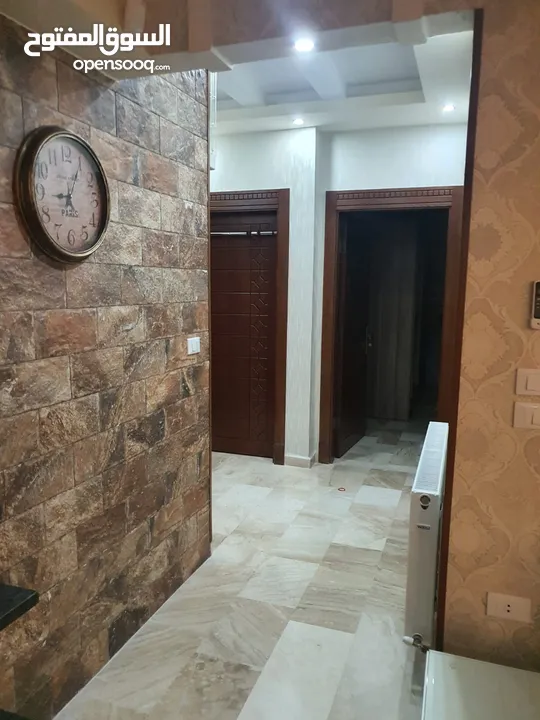 شقة ارضية مساحة 240 متر مع حديقة وتراس 180 متر