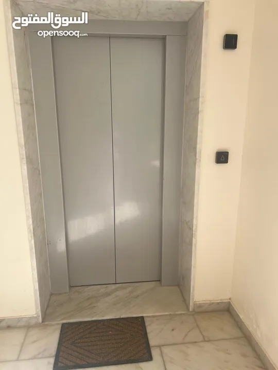 فيلا فخمه للبيع من المالك مباشرة منطقة دابوق  سكن أ خاص. على تله عاليه بمواصفات عالية الجودة
