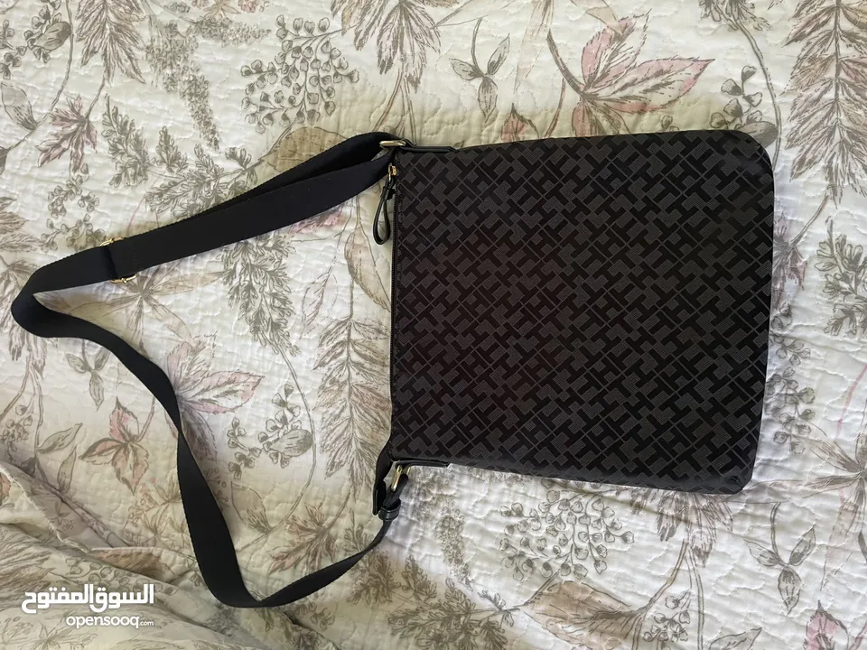 Tommy Hilfiger black hand bag!!