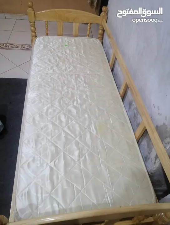 سرير خشب مع حاجز للأطفال مع مرتبة  كله شبة جديد