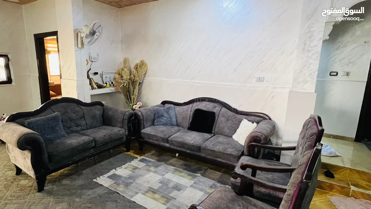 كنب لون سكني  7 مقاعد  وكاله بحاله جيده جدا