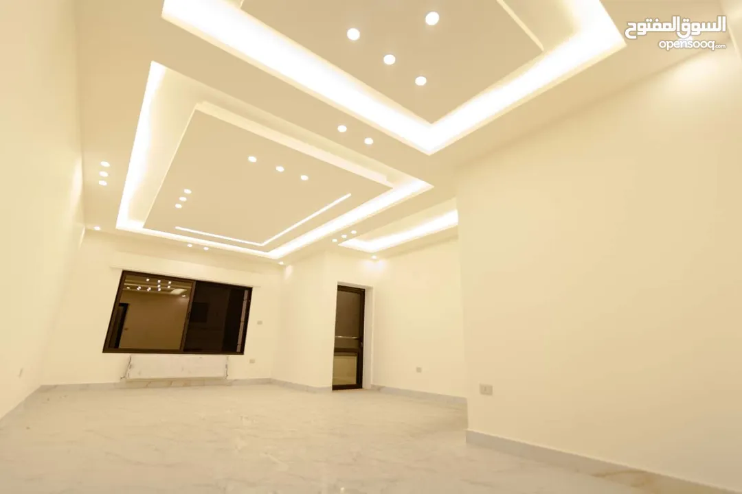 شقة للبيع طابق اول مساحة 215متر في المدينة الرياضية ضاحية الرشيد خلف مختار مول بلقرب من مجمع الروضة.