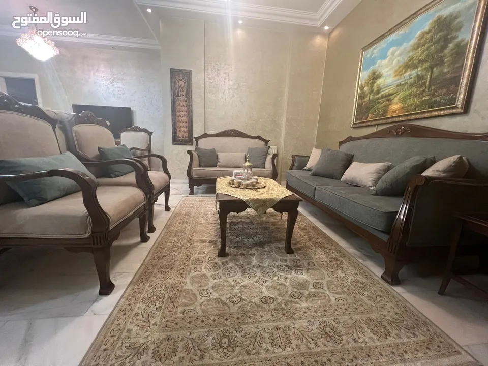 طقمين كنب فاخرين لغرفة الجلوس للبيع