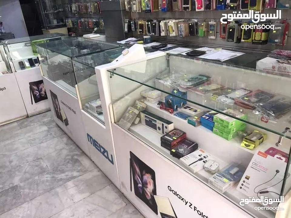 محل تجاري للبيع مجهز كامل موقع مميز ملاصق لمعرض شركة زين - شارع باب الواد - الوسط التجاري/ الزرقاء