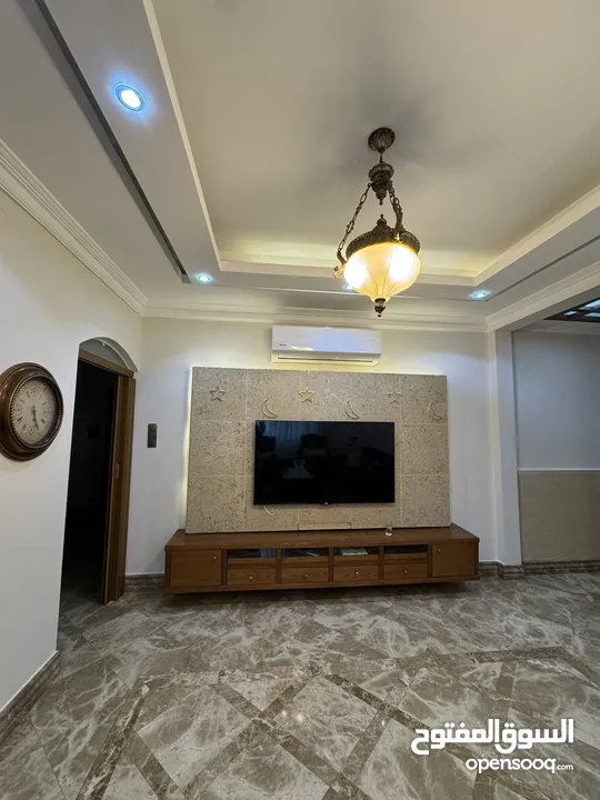شقة مميزة للبيع في ضاحية الرشيد / شارع الجامعة