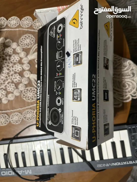 كرت صوت behringer umc22 midas interface مع كرتونتو وسلكو شبه جديد للتسجيل والمايكروفونات