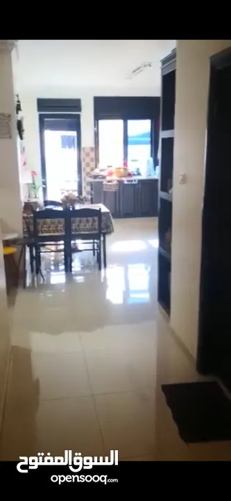 شقة بمساحة 170 متر مربع في الطيرة جهة دوار نبيل عمر سعر ع الكاش 135 الف دولار فقط