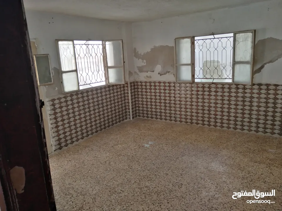 شقة للإيجار في الزرقاء الجديدة بالقرب من مسجد أبو عديلة و مدرسة الوليد بن عبد الملك