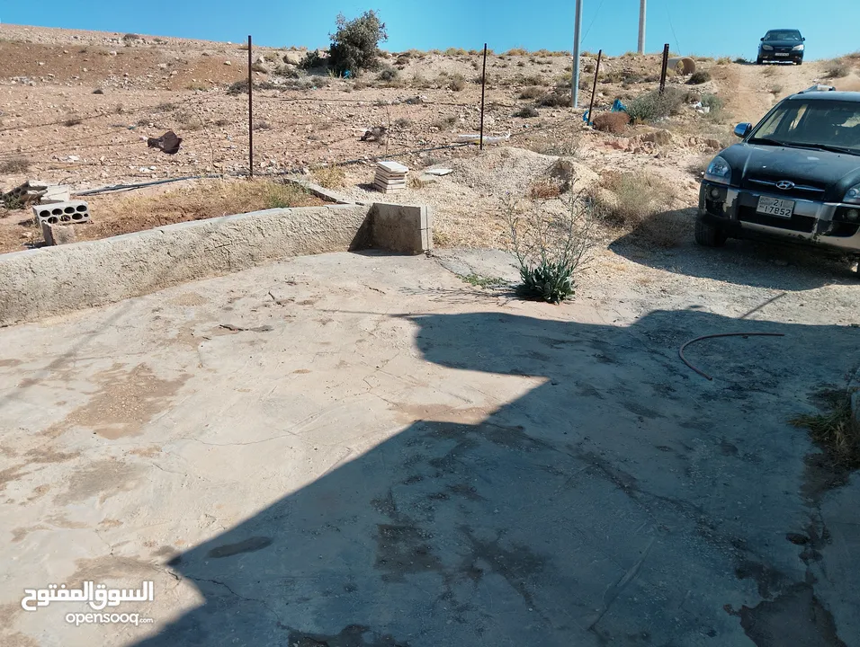 لقطة ؛ أرض زراعية مع غرفة على حدود الطفيلة والكرك ، تصلح للاستثمار كمزرعة سياحية أو منتجع سياحي