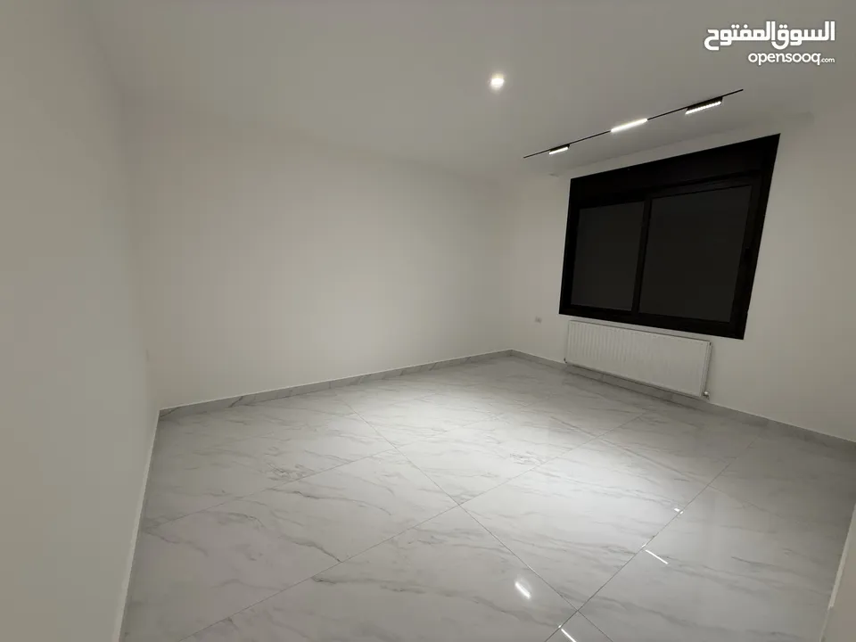 بالاقساط شقة طابق ارضي مساحة 200 م + 100 م ترس