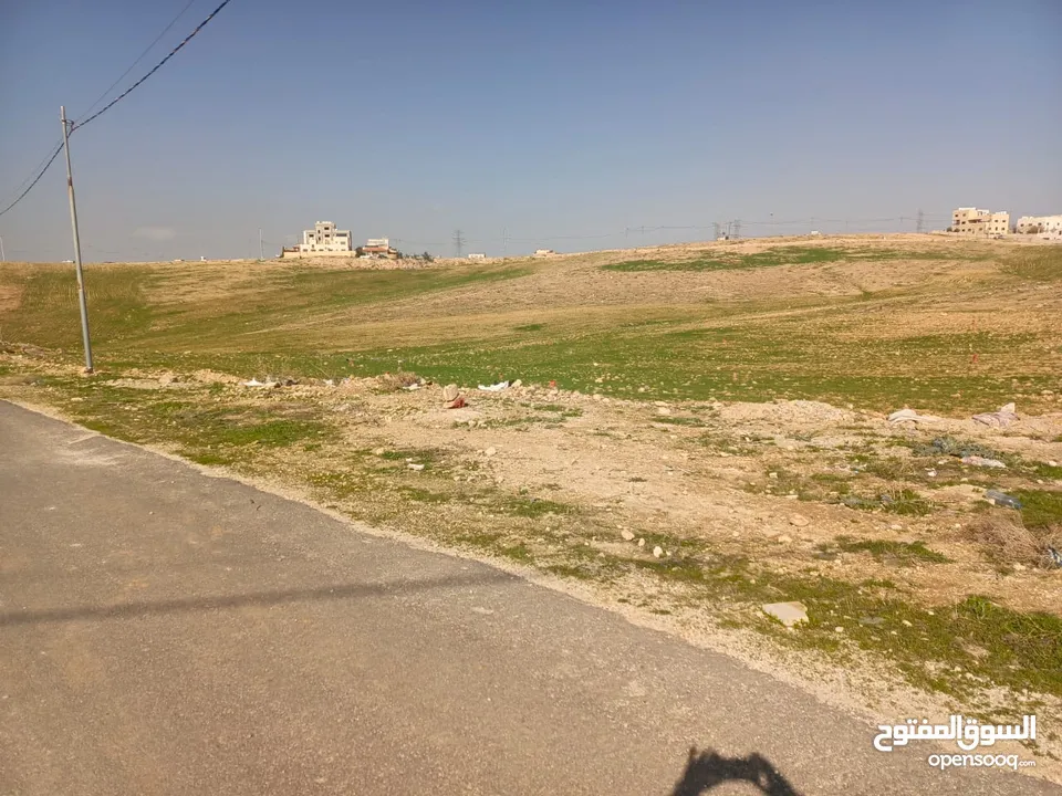 أرض للبيع بمنطقة البيضاء حوض الحميديين مساحة 1131 متر على ثلاثة شوارع  تبعد عن جمرك عمان 2كيلو