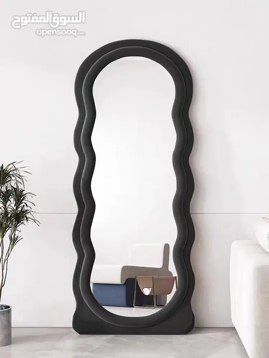 مرايا ترند عالمياً... تصميم موجي ومنحوت فخم يخلي أي زاوية تصير قطعة فن جاهزة للتصوير انعكاس نقي