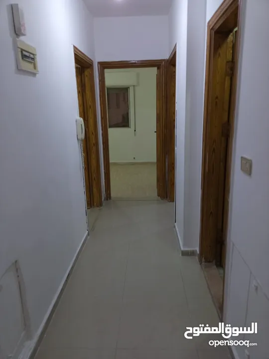 شقه سكنيه طابق اول  شمال مستشفى النجاح حي الاطباء  شمال مسجد عاليه التل من المالك مباشره
