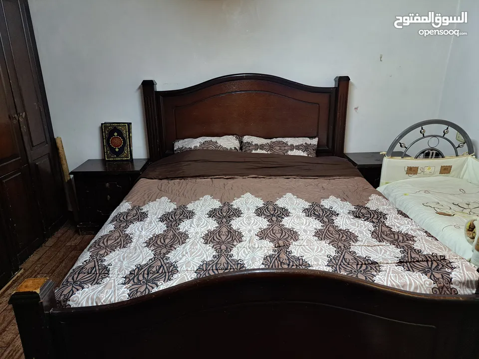 عفش نظيف بداعي الترحيل للبيع المستعجل بسعر جيدمكون من خزانه وكومدينه عدد 2وتخت مجوز مع فرشه