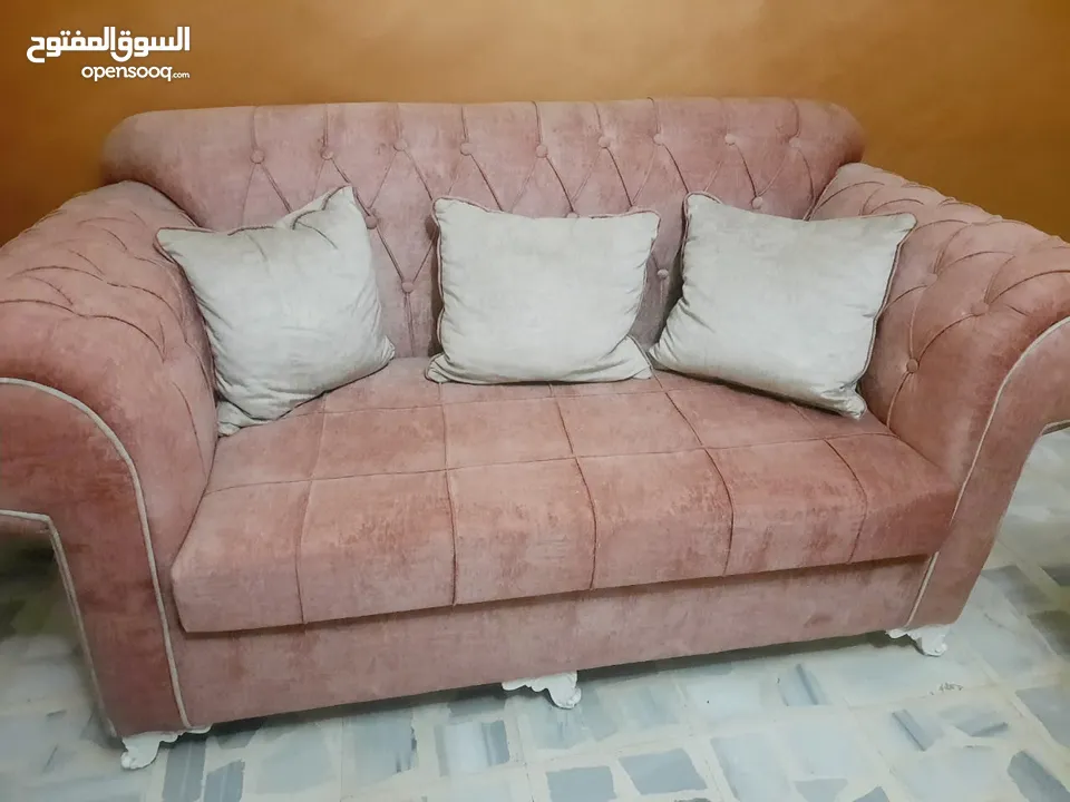 طقم كنب 7 مقاعدها و طاولة وسطة تفصيل