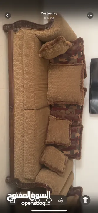 طقم كنب ضيوف مع طاولات وسط