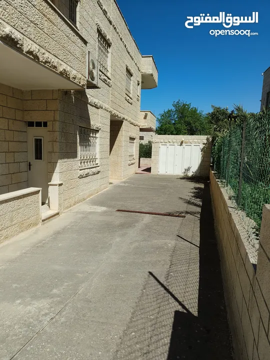 فيلا طابقين للبيع قريب جامعة بيت لحم
