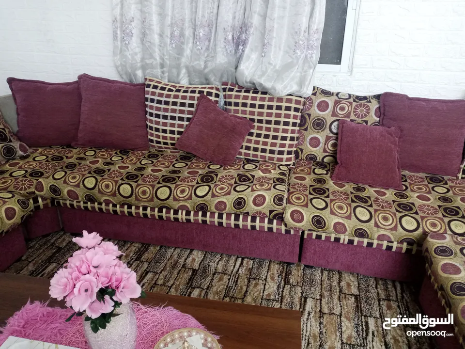 طقم كنب خليجي مستعمل ارضيه خشب يغطي غرفه 4*4
