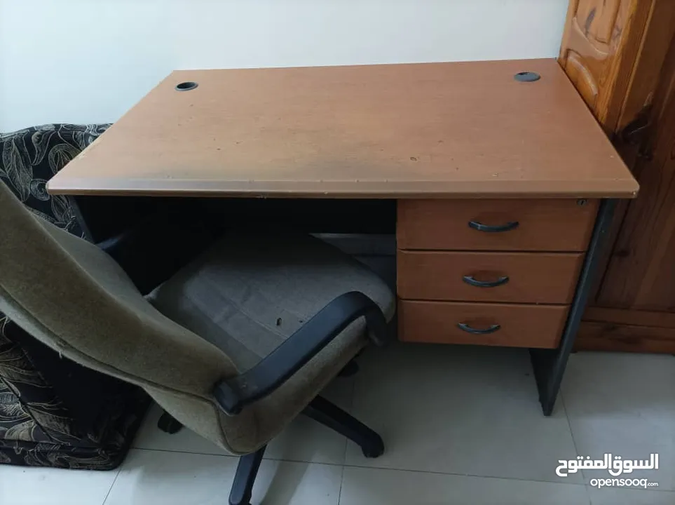 طاولة مكتب مع كرسي خشب متين قوي