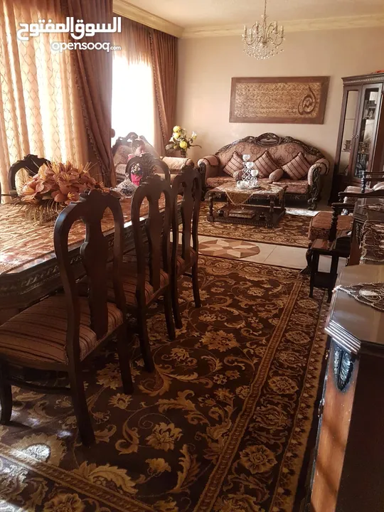 طقم كنب سبع مقاعد وسفرة ثمانية مقاعد للبيع