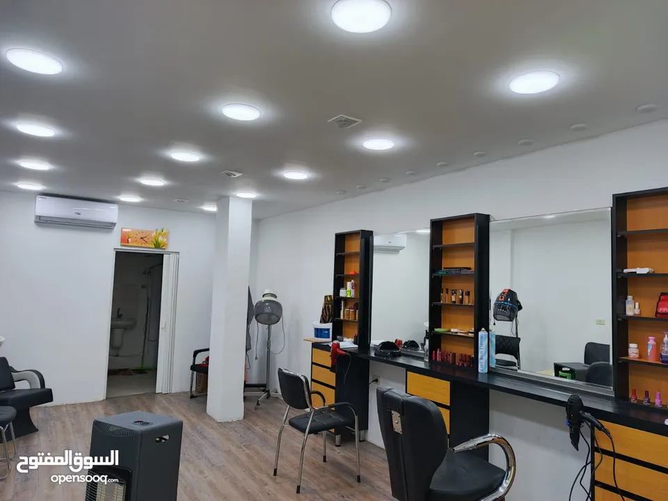 صالون سيدات للبيع بسعر مغري جدا بكامل معداته وبدعي السفر