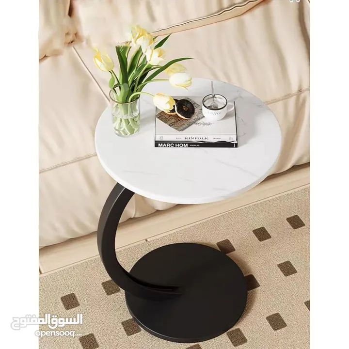 طاولة جانبية مستديرة شكل C – تصميم عصري أنيق، خشب MDF وهيكل حديد متين، تتحمل 20 كغم مثالية وانيقة