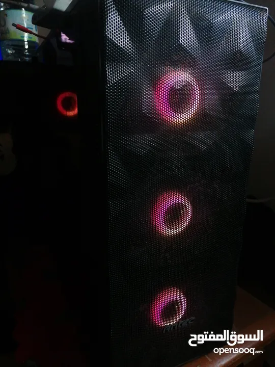 Gaming pc مع شاشة مشعورة مع كلشي ما عادة كيبورد و الماوس