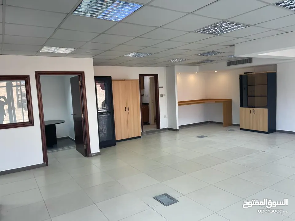 مكتب بمساحة 140 متر موقع مميز جدا في شارع مكة يصلح لشركات سوفت وير بسعر مميز