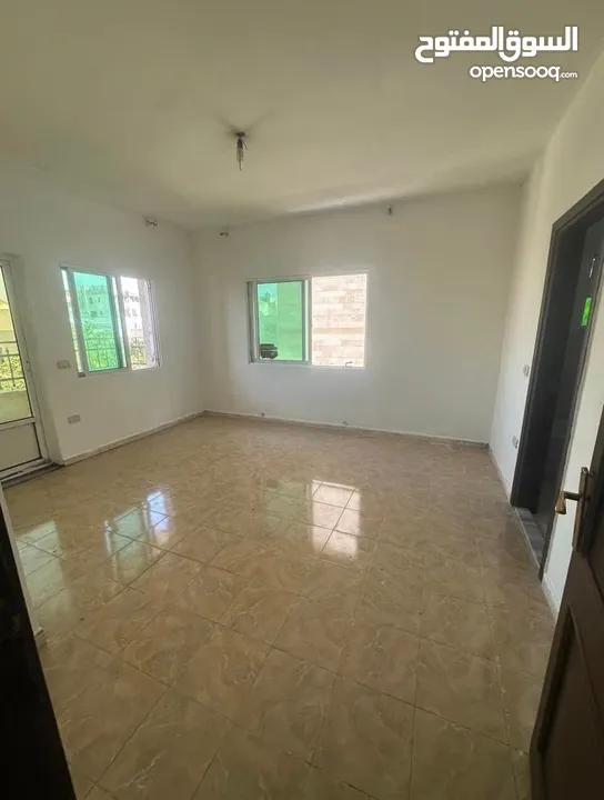 شقة فارغة للايجار في شارع الجامعة 240