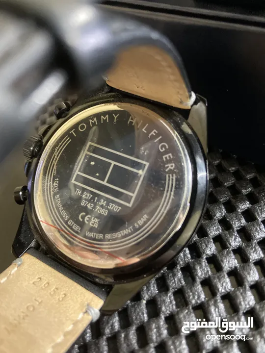 ساعة TOMMY HILFIGER WATCHES جديدة من شركة TIME CENTER للبيع بسعر مغري نظيفة جدا استعمال بسيط
