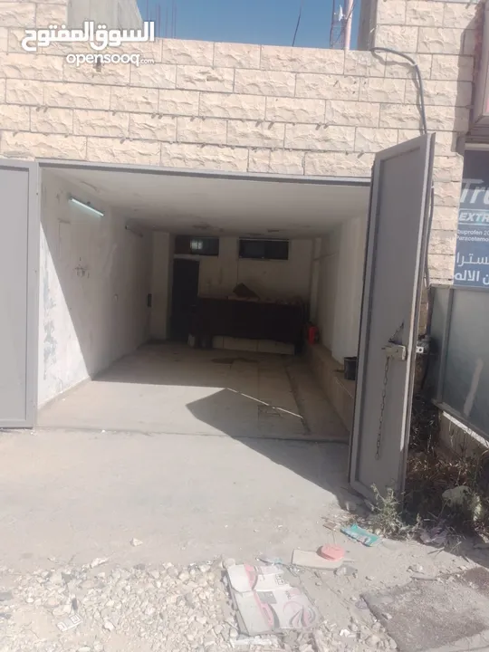 محلات او مكاتب للايجار بالاضافة الى سكن لطالب او طالبين خلف المكاتب