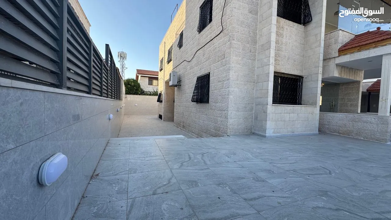 Well-Maintained Villa in Umm Al Summaq / فيلا بحالة ممتازة في أم السماق