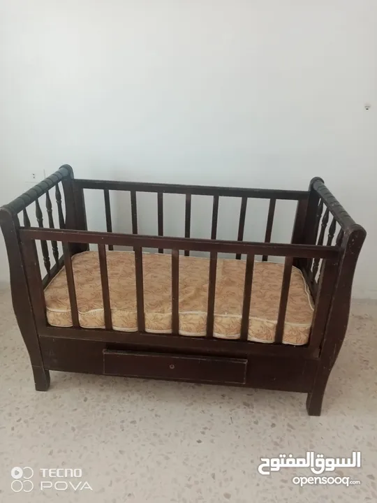 سرير بيبي مستعمل بحال الوكاله