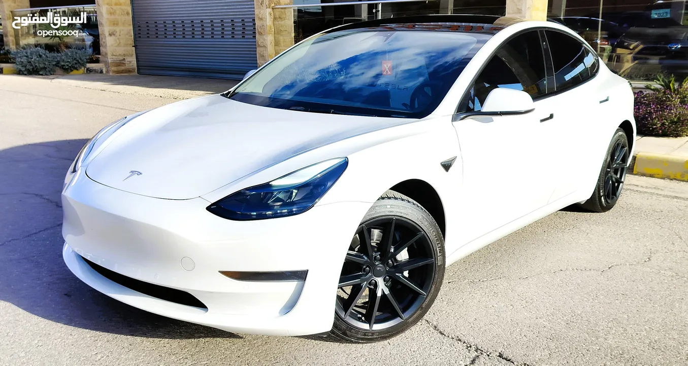 تيسلا 2022 model 3 فحص كامل اوتوسكور +B بدون ملاحظات بودي (كرت ابيض) بحالة الوكالة بسعر لقطة ومحرووق
