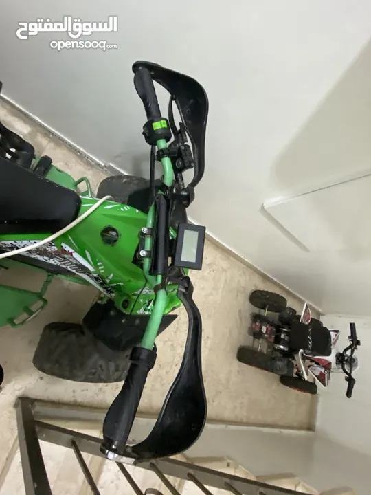 تركترون لون اخضر 48 فولت 20 أمبير مستعمل سنة