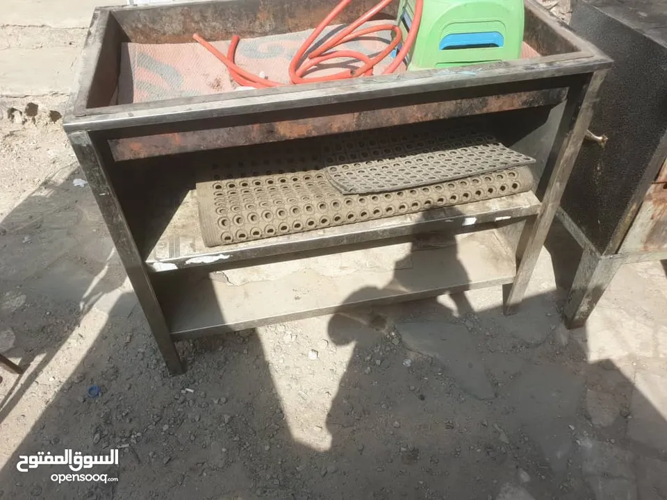 معدات مطعم متنوعه مستخدم نظيف للبيع اغلب المعدات جديده ولم يتم استخدامها وبحاله ممتازه والسعر مغري