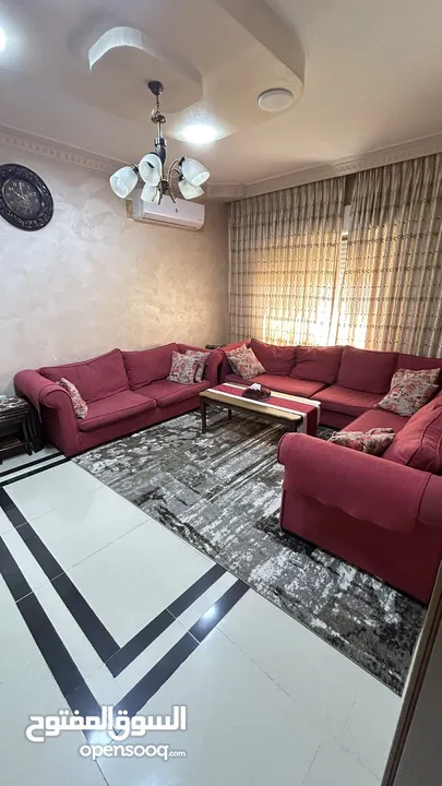 طقم كنب كورنر تفصيل بحالة جيدة جدا للبيع بداعي التغير بسعر لقطة و جودة رائعة