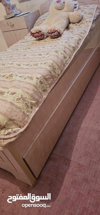 تخت مفرد مع طاوله سفره و6 كراسي