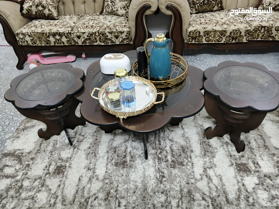 طاوله وسط مع طاولات عدد 2