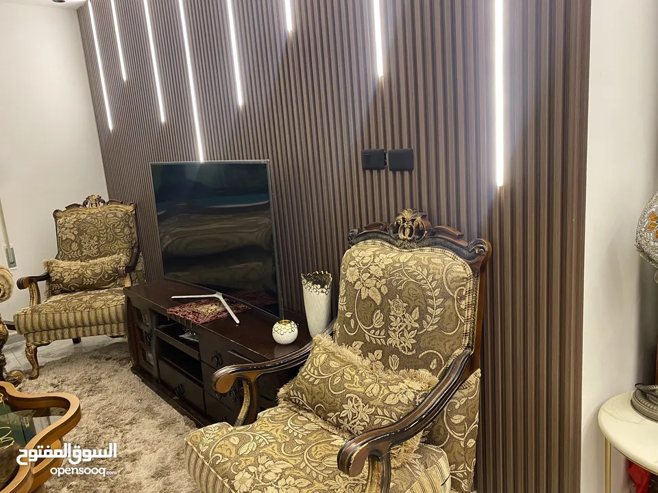 كنب غرفة ضيوف سبع مقاعد بحالة جيدة للبيع
